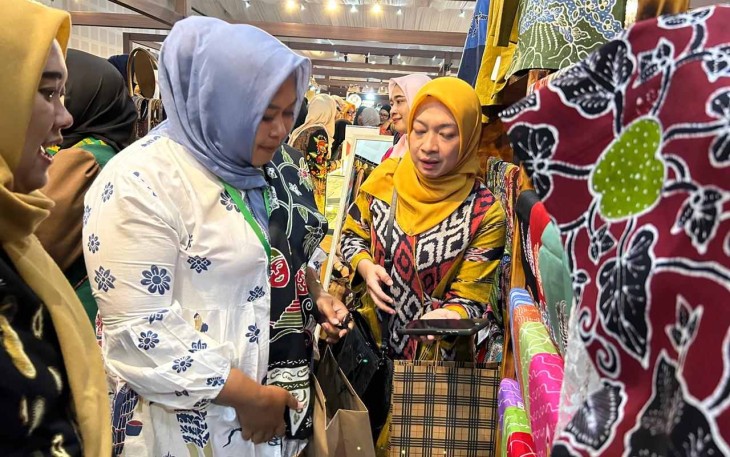 Ibu Sri Astuti Brilliyans Batik 
