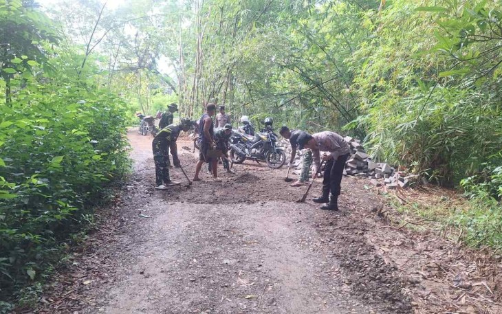 Persiapan pemasangan paving di desa Sukorejo