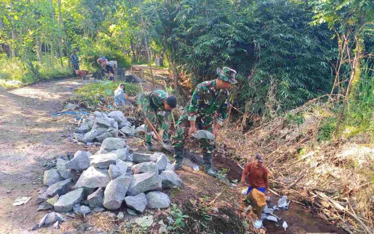 Pengerjaan tanggul penahan tanah