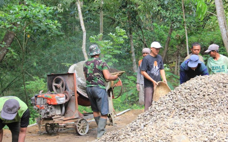 Pengerjaan rabat jalan di Desa Sukorejo