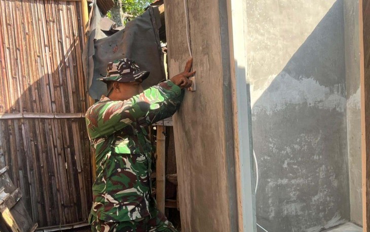Pengerjaan sanitasi rumah Rosida di Dusun Sumur