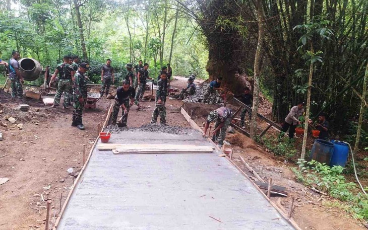 Pengerjaan rabat jalan di Desa Sukorejo