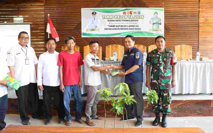 Penyerahan bibit alpukat dan jagung warga Desa Brabe