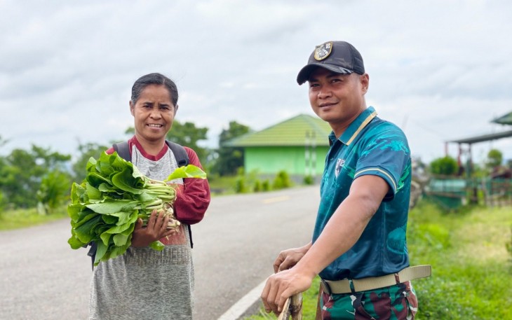 Berbagi sayur mayur di perbatasan