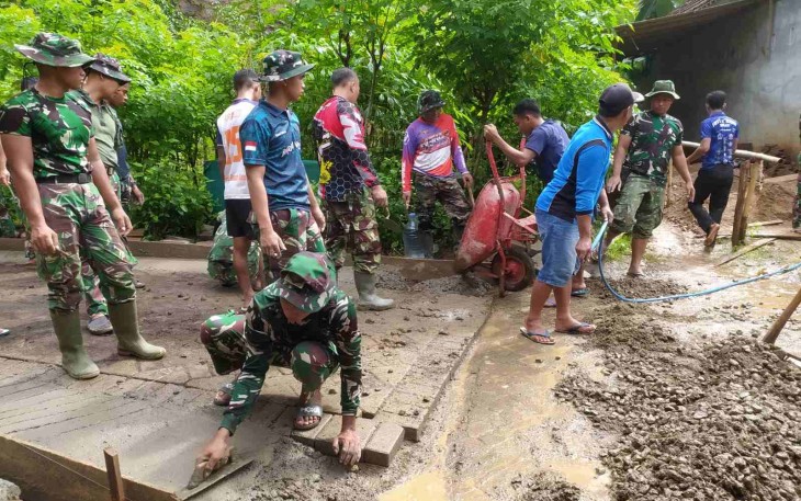 Pengerjaan paving jalan desa Sukorejo