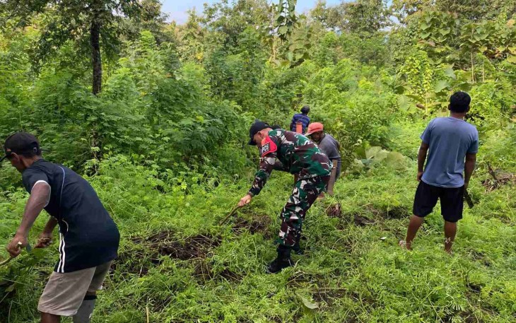 Kerja bakti bersihkan lingkungan