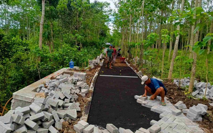 Pemasangan paving jalan dusun Klagin