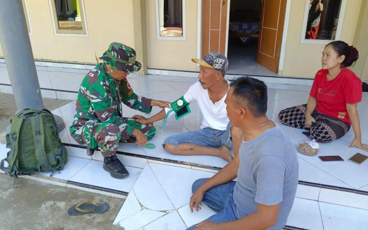 Pemeriksaan kesehatan warga Desa Brabe