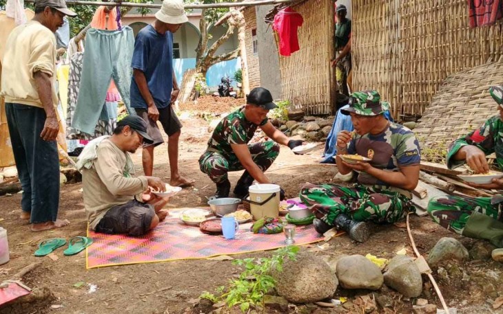 Makan siang bersama warga desa Brabe