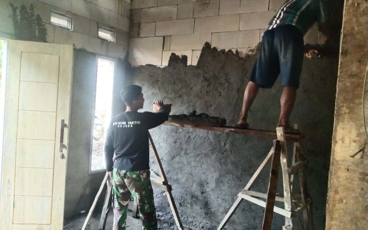 Plester dinding rumah Khosinah