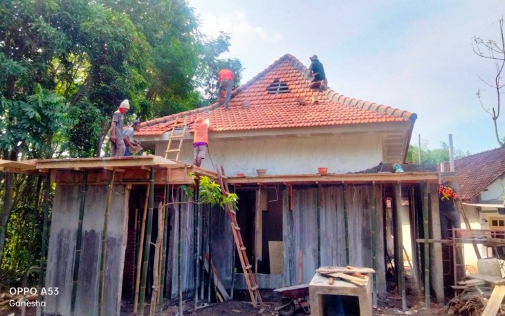Pengerjaan atap musholla di dusun Klagin