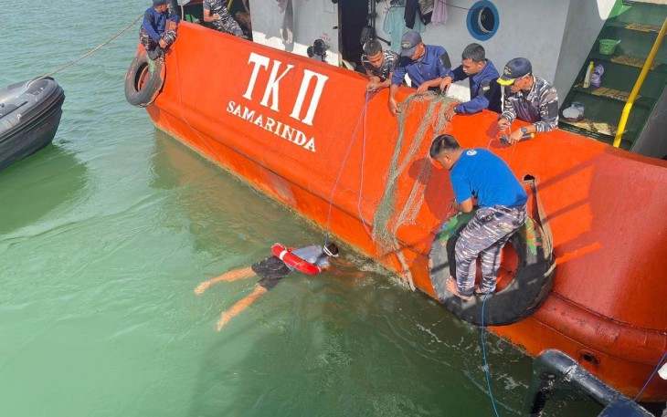 Prajurit menyelam periksa kondisi propeller