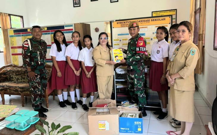 Semangat literasi memberikan buku bacaan