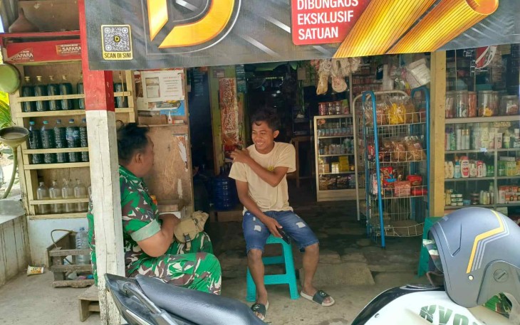Komsos bersama pemilik warung di lokasi TMMD