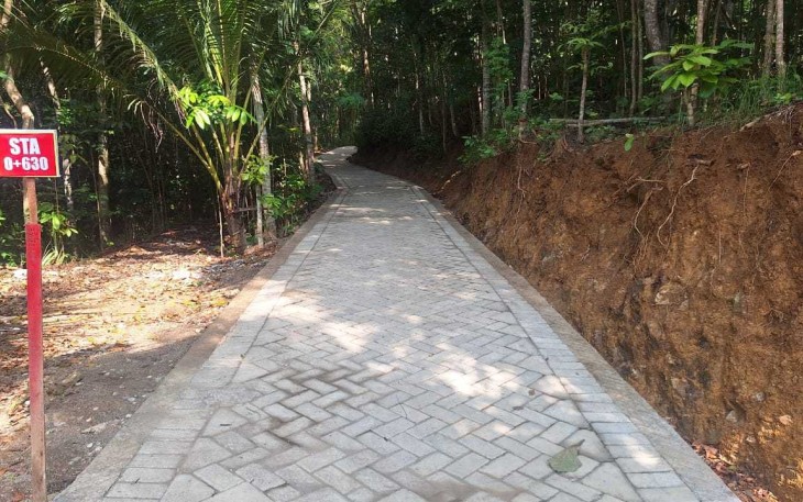 Pavingisasi jalan dusun Nglayur