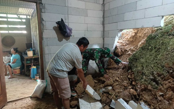 Bantu evakuasi material longsor