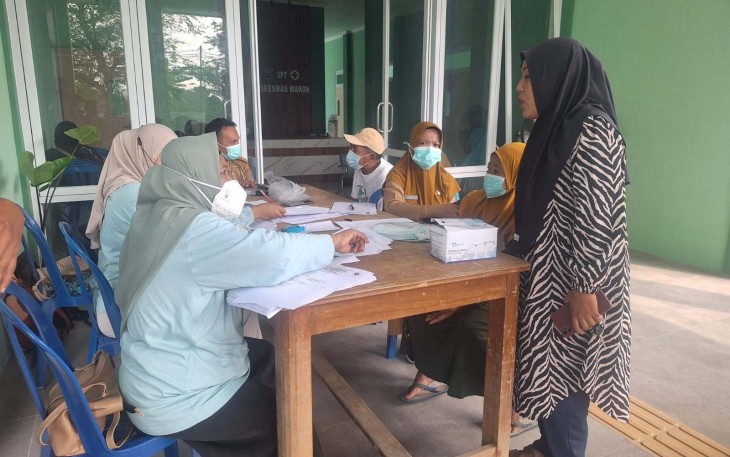 Pemeriksaan kesehatan warga Desa Brabe