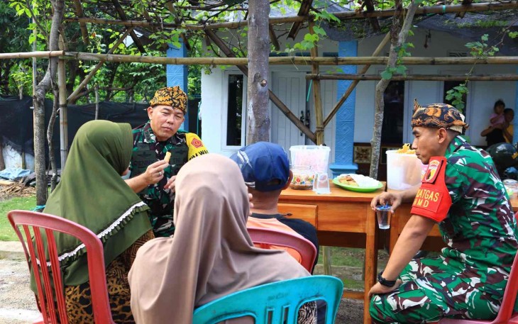 Tim Wasev Strenad TNI berdialog dengan warga
