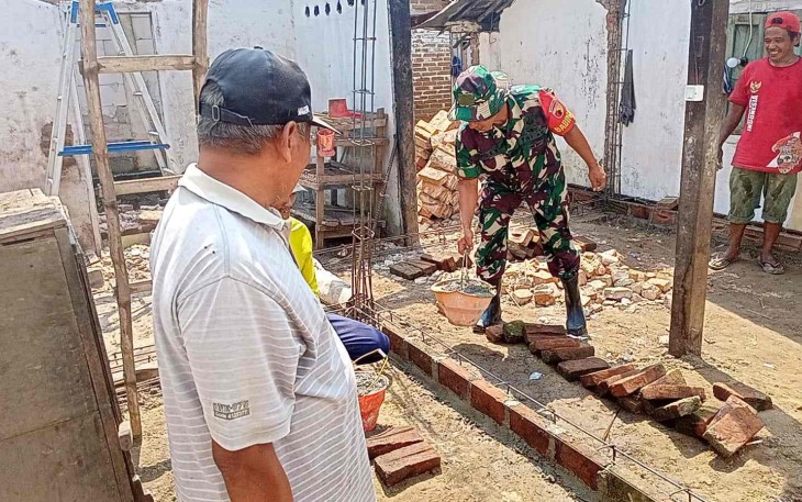 Bantu rehab rumah warga desa binaan