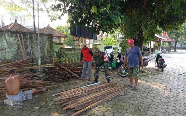 Bantu warga angkut material kayu