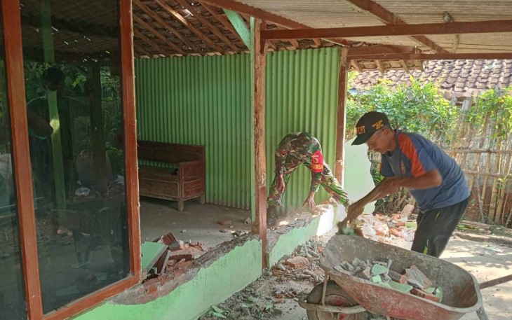 Bantu rehab rumah warga desa binaan