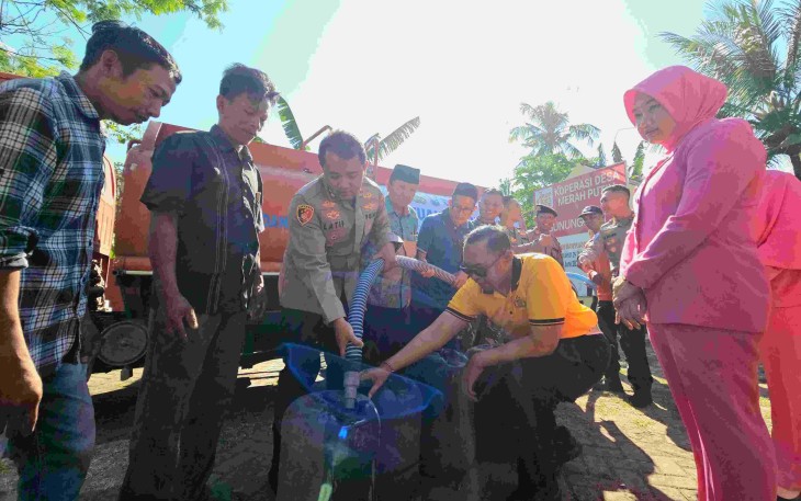 Dropping air bersih di Banyuanyar
