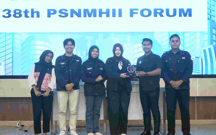 Zeffanya Tessalonika Manoppo (kiri) dan Paskarina Alfalahsea (kanan), mahasiswi Program Studi Hubungan Internasional Universitas Pertamina, menerima trofi Juara I kategori Chamber Policy Brief pada Pertemuan Nasional Mahasiswa Hubungan Internasional se-Indonesia (PSNMHII) ke-38 Tahun 2026 di Bandung.