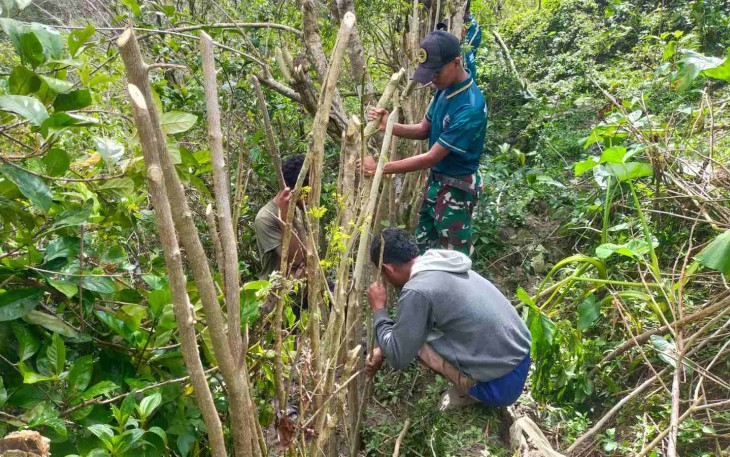 Karya bakti bersama warga perbatasan