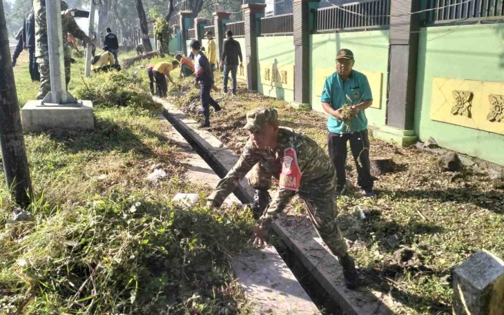 Gotong royong bersihkan saluran air di wilayah desa binaan