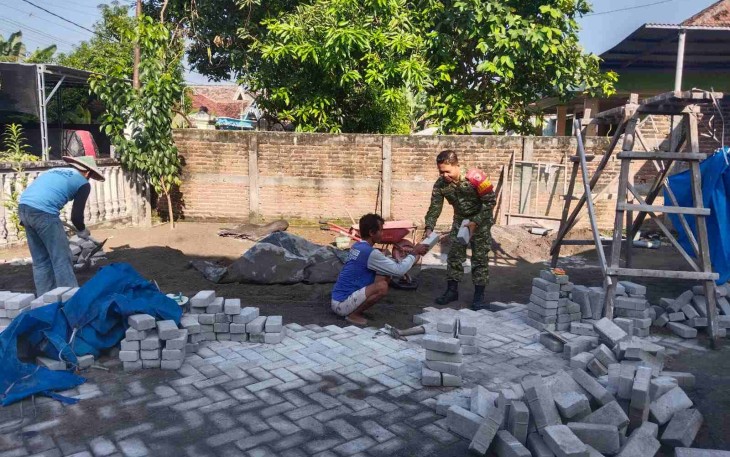 Gotong royong pasang paving blok
