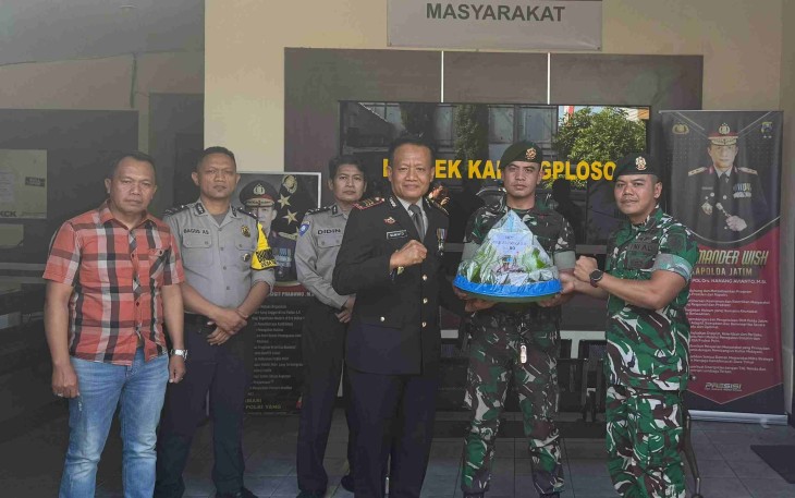 Kapten Ckm Sukron Soimun memberikan tumpeng HUT Bhayangkara ke-80 di Polsek Karangploso, Rabu (1/7)
