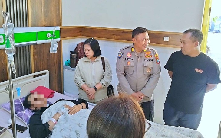 Kasi Keu Polresta Malang Kota AKP Totok Hariyanto bersama suami Brigadir Fitri Rahmawati saat menjenguk pascaoperasi di RST Soepraoen, Kamis (2/7)