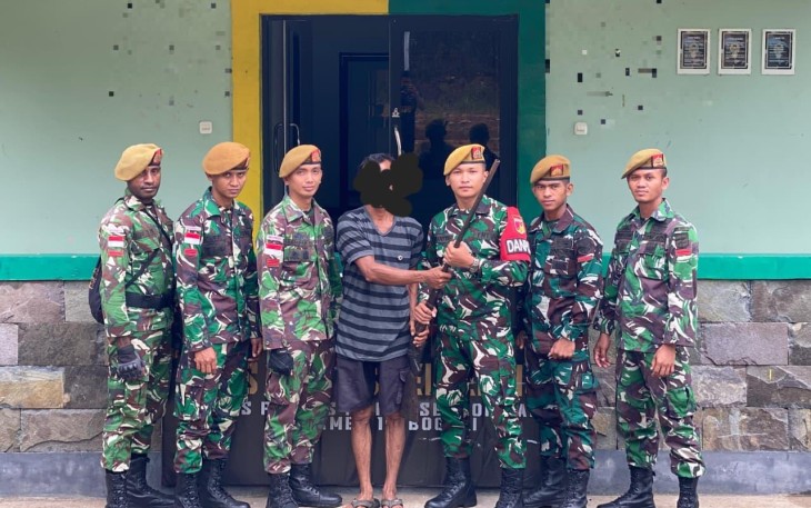 Satgas Pamtas RI-Malaysia Yonarmed 19/Bogani Terima Penyerahan Senjata Api dari Warga di Perbatasan Sambas 
