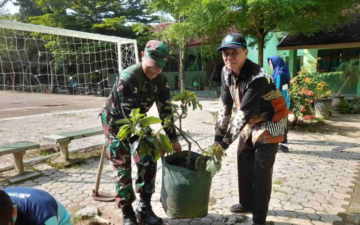 Tanam pohon di sekolah wilayah desa binaan