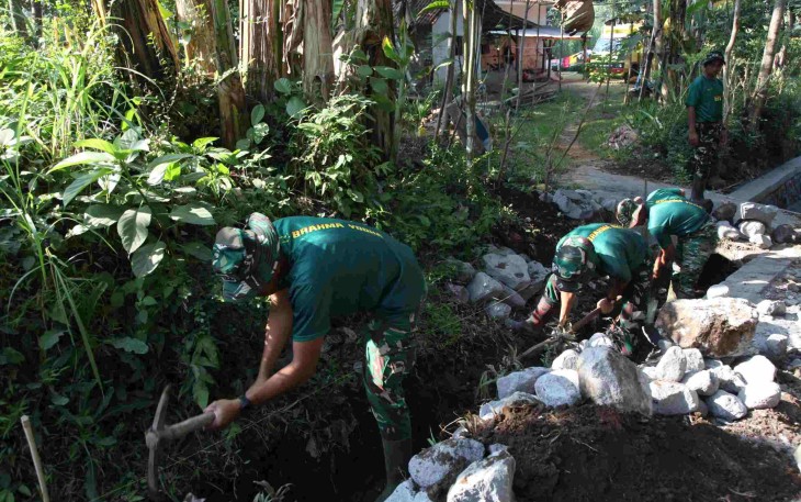 Serda Arga saat menggali pembuatan saluran drainase