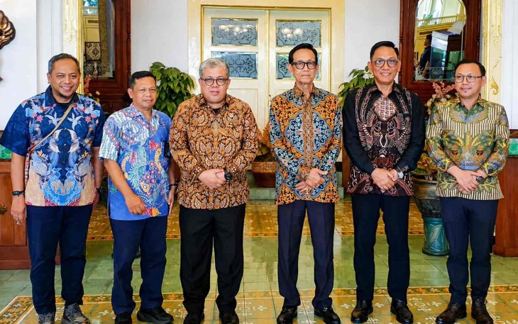 Wamen PKP Fahri Hamzah (batik coklat) bersama Gubernur DIY 