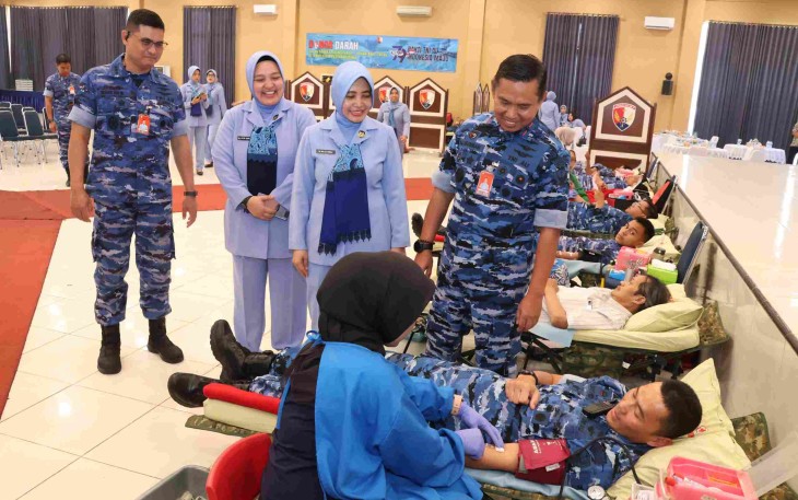 Danlanud Halim Perdanakusuma Marsma TNI Ali Gusman saat meninjau pelaksanaan donor darah di Jakarta, Sabtu (18/7)