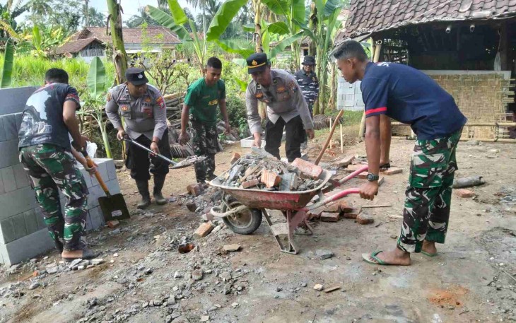 Pengerjaan pembongkaran RTLH milik ibu Ety dusun Lembenah