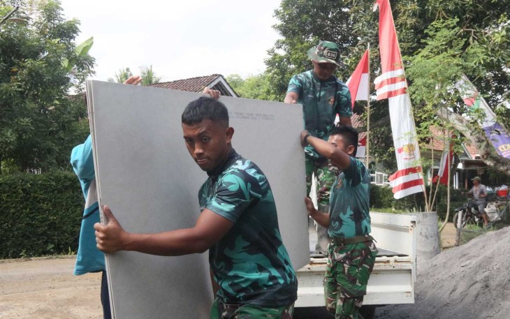 Distribusi material RTLH milik ibu Sumana