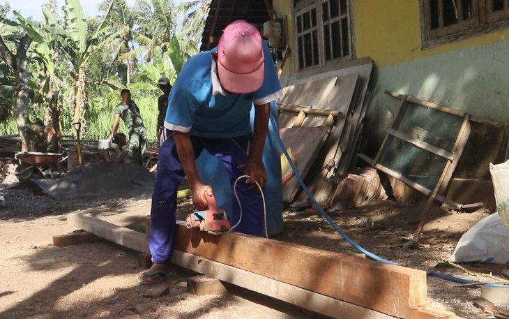 Pembuatan kusen RTLH