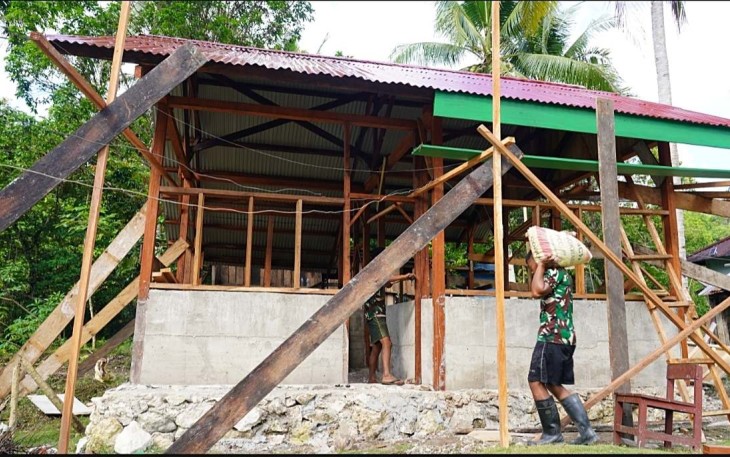 Pembangunan rumah semi permanen di kampung Sesor