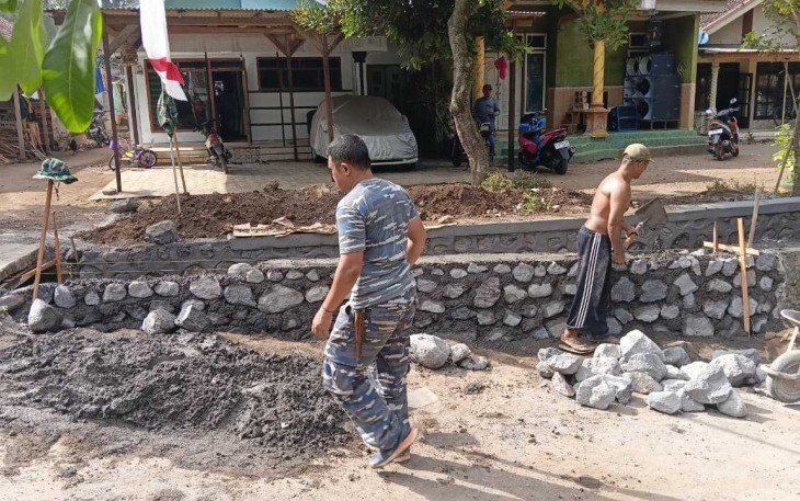 Pembangunan drainase di dusun Lembenah