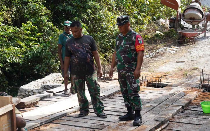 Dansatgas TMMD Ke-129 Kodim 1807/Sorong Selatan Letkol Czi Paulus Caesario saat cek pengerjaan rehab jembatan di Kampung Sesor