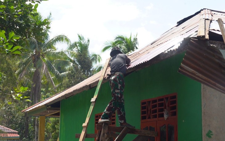Pengerjaan atap rumah bapak Herman