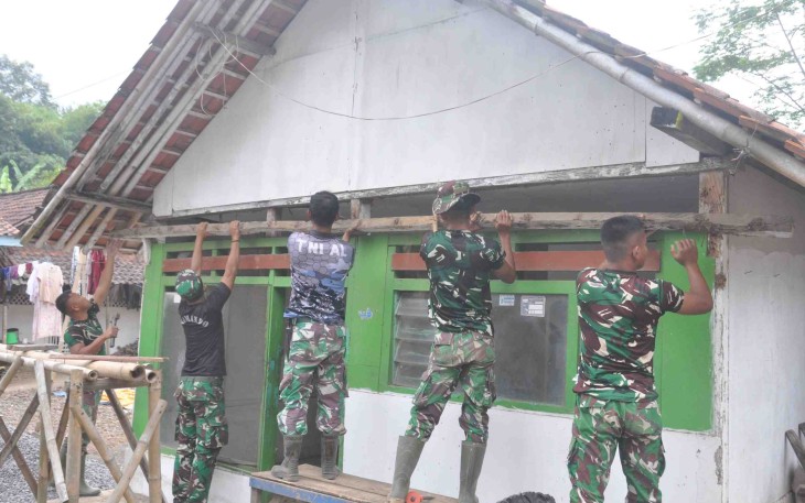 Pembongkaran rumah ibu Tuha warga desa Ledok Tempuro