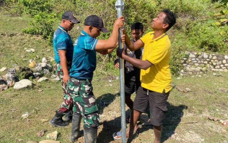 Pemasangan lampu solar cell di perbatasan