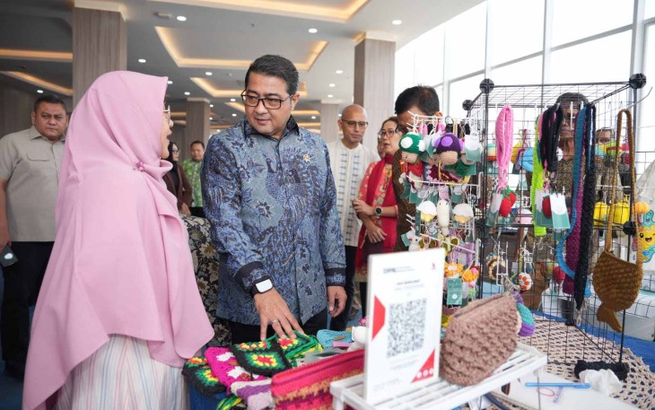 Menteri Ekonomi Kreatif/Kepala Badan Ekonomi Kreatif (Ekraf), Teuku Riefky Harsya (kanan), berbincang dengan salah satu pemilik tenant seusai membuka Re:Rasa International Poster Biennale 2026 di Universitas Paramadina, Jakarta, Jumat (31/07/2026).