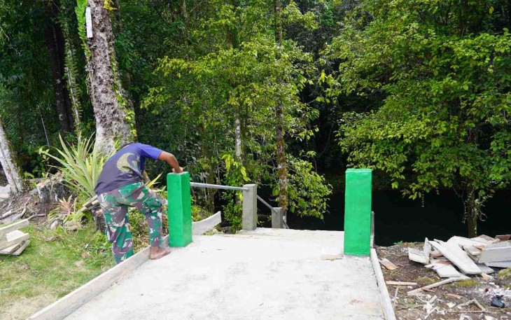 Pembuatan tangga menuju air terjun Kampung Sesor