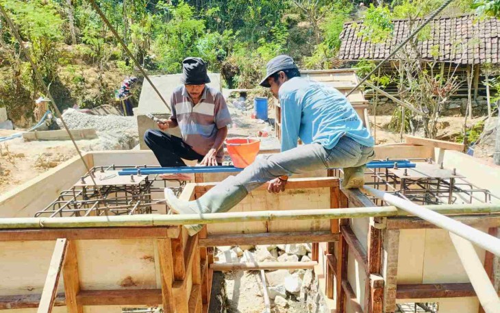 Pengerjaan jembatan gantung garuda di Pacitan
