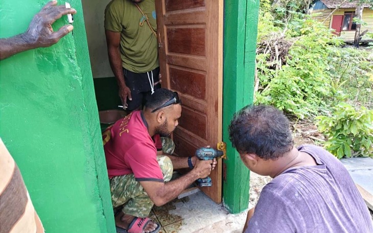 Pemasangan pintu MCK 